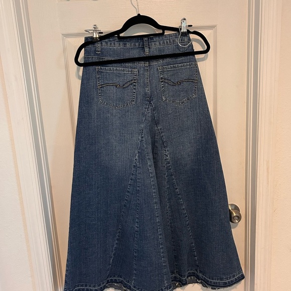 NWOT Baccini Maxi Raw Hem Women’s Jean Skirt w Pockets

Size 8

NWOT - Picture 2 of 9